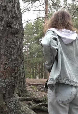 Красивую девушку Риту застукали со спущенными штанами, когда она писала в лесу Фото 3